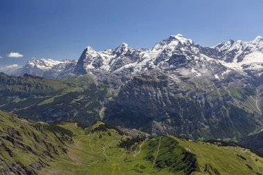 Bernese Oberland 'deki Murren Köyü' nün yukarısındaki Eiger Monch ve Jungfrau dağları Birg 'ün güneşli mavi günü. 