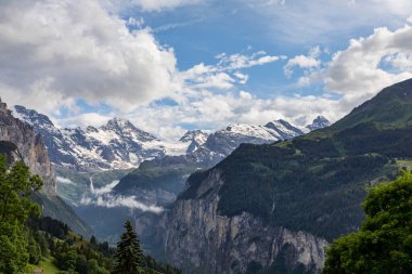 Arkasında Breithorn ve Tschingelhorn olan Lauterbrunnen Vadisi 'nin yukarısındaki Murren İsviçre Wengen' den görünüyor.