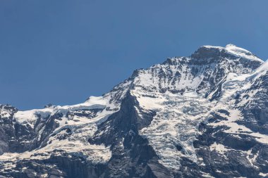 Jungfrau 'nun zirvesi ve açık mavi gökyüzü ile güneşli bir yaz gününde Jungfraujoch' daki gözlemevi