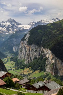 Berlin Oberland İsviçre 'deki Luterbrunnen Vadisi ve Wengen' den görülen Staubbach Şelalesi 'nin solunda Breithorn Zirvesi var.