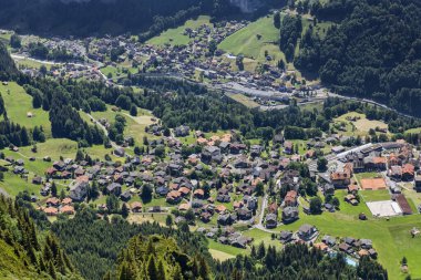 Berlin Oberland İsviçre 'sindeki Wengen ve Lauterbrunnen köylerinin yüksek görüş açısı