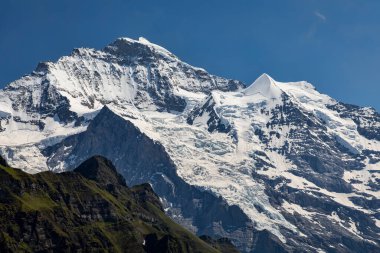 Jungfrau Zirvesi ve Wengen İsviçre 'nin yukarısındaki Silberhorn
