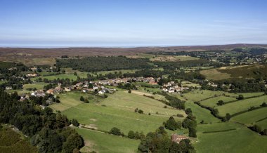 Kuzey York kırlarındaki Castleton köyünden kuzeye bakıyorum. Yorkshire 'dan denize. Güneşli bir gün.
