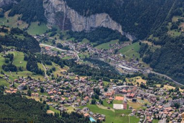 Wengen ve Lauterbrunnen köylerinin yüksek görüş açısı ve Berlin Oberland İsviçre 'sindeki Staubbach şelalesi.