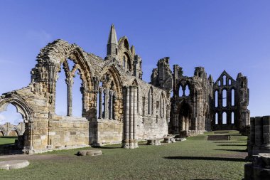 Whitby Manastırı Kuzey Yorkshire Güney Batı 'nın batısındaki harabe mavi gökyüzüne bakıyor.