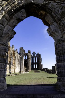 Whitby Manastırı, Kuzey Yorkshire. Güneşli bir günde güneşli bir havada, dış salonun güvertesinin yıkıntılarına bakıyor.