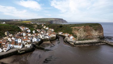 Kuzey Yorkshire sahillerinde yükselen panoramik manzara.