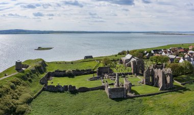 Lindisfarne Manastırı ve St. Mary Kilisesi. St. Cuthberts Adası. Güneşli bir günün ötesinde kimse yok.