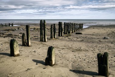 Sandsend Kuzey Yorkshire sahilindeki yıkık dökük deniz savunması. 