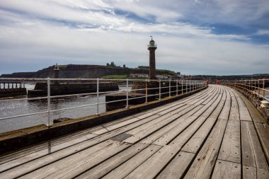 Whitby Limanı Batı İskelesi ve Deniz feneri Şehre bakan güneşli yaz günü hiç kimse