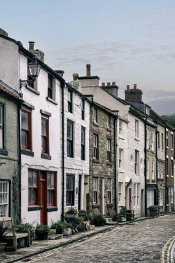 Kuzey Yorkshire 'daki ana cadde klasik film efektiyle limana doğru bakıyor.