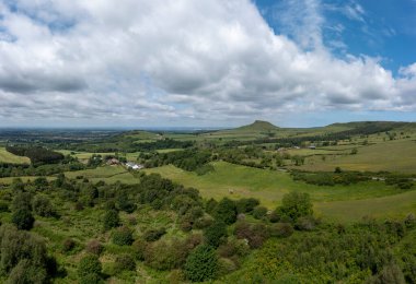 Kuzey York Moors Ulusal Parkı 'nın tepesinde güneşli bir yaz günü manzarası yükseliyor.
