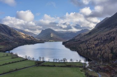 Tereyağlı Cumbria 'nın yükseliş manzarası Pike' la filoya doğru bakıyor ve kışın öğleden sonra geçitten geçiyor.