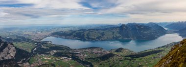 Thun Spiez Gölü 'nün panoramik manzarası Thun Gölü ve Brienz Gölü. Niesen Dağı' nın zirvesinden.