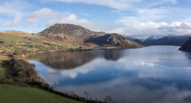 Ennerdale Su Gölü Bölgesi Cumbria UK 'nin panoramik görüntüsü yükseldi. Arka planda sütun çan kulesi ve scoat ile yay düğümüne doğru düştü.