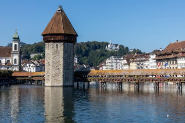 Lucerne Switel Chapel Köprüsü ve Reuss Nehri 'nin önü güneşli bir gün.