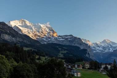 Wengen Köyü 'nün yukarısında, gün batımında Jungfrau Zirvesi