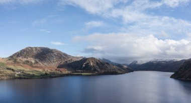 Ennerdale Su Gölü Bölgesi Cumbria UK 'nin panoramik görüntüsü yükseldi. Arka planda sütun çan kulesi ve scoat ile yay düğümüne doğru düştü.