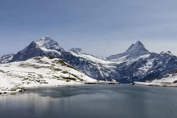 Grindelwald Jungfrau Bölgesi 'nin yukarısındaki dağlarda bakalpsee. Arka planda ıslak boynuz ve çilli boynuz var. Güneşli bir günde kimse yok.