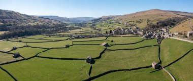 Kuzey Yorkshire İngiltere 'sindeki Topçu Köyü' ndeki yama alanlarının ve geleneksel taş ambarlarının panoramik manzarası yükseldi.