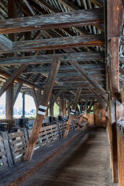 Thun İsviçre 'deki aare nehri üzerindeki Schleusen tahta yaya köprüsünün iç yapısı.