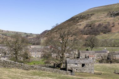 Kırlangıç Köyü Yorkshire Dales 'de hiç kimse mavi gökyüzü
