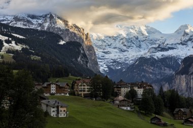 Wengen köyü. Gün batımında İsviçre. Orta mesafede Spitzhorn sırtı ve dikenli diken var.