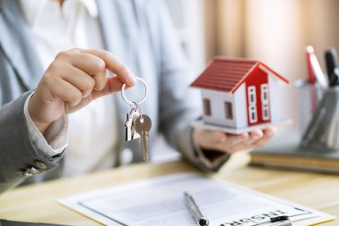 İş adamlarının emlakçıyla anlaşma yapması Danışman Konutları Sigortacılığı Konsepti