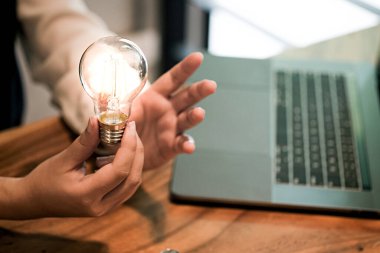 Yatırım için ampulle bozuk para fikri kaydet Fikir ve yenilik kavramı