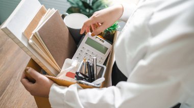 İş kadını istifa mektubu gönderip İstifa Depresyonu 'nu paketliyor ya da ofiste karton kutu kutu taşıyor. İş değişikliği ya da şirketten kovulma..