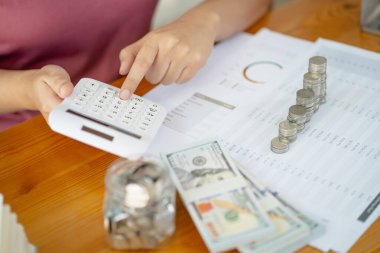 Para biriktiriyorum. İşadamı Muhasebeci büyüyen işi onayladı ve para biriktirip hesap makinesiyle para biriktirdi. Muhasebe Kavramı