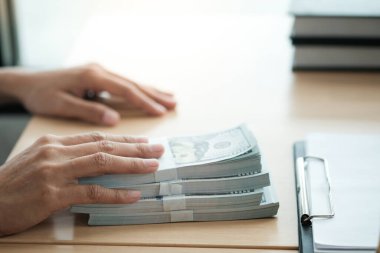 Avukat müzayedesi, yargıçla satış kararı çıkartma teklifi verdi. Müzayedeci indiriyor.