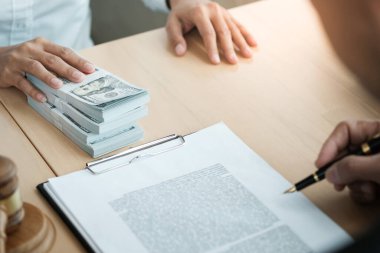 Avukat müzayedesi, yargıçla satış kararı çıkartma teklifi verdi. Müzayedeci indiriyor.