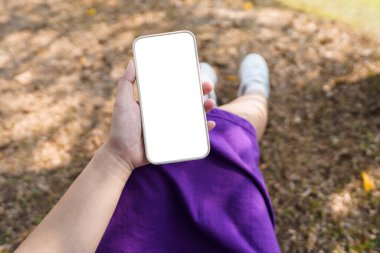 Cep telefonunun boş fotokopi ekranını tutan kadınların ellerini kapatın. teknolojili akıllı telefon