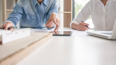 Mimari proje mimarisi üzerine mimari çizim. İnşaat binası. Meslektaşlar iç mimari tasarım.