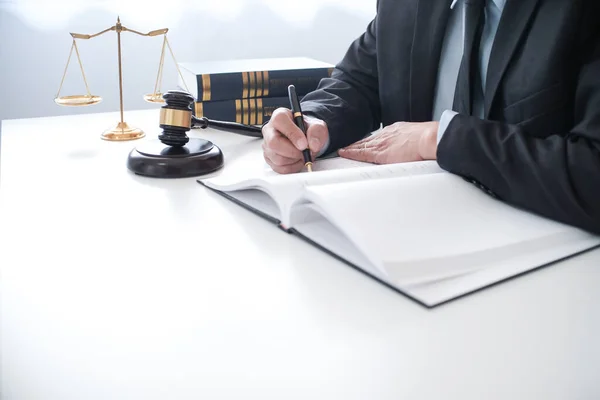 Юридический Адвокат Представляет Клиенту Подписанный Договор Молотком Юридическим Правом Правосудие — стоковое фото