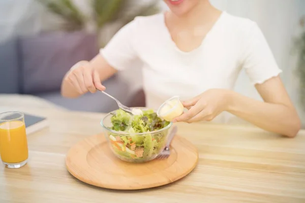 Asian Woman Dieting Weight Loss Eating Fresh Fresh Homemade Salad — Fotografia de Stock
