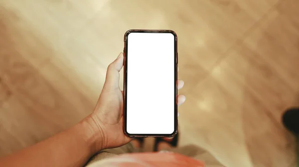 女性の手は 携帯電話の空白のコピースペース画面を保持 白い画面のスマートフォンが隔離されてる テクノロジーのコンセプトを持つスマートフォンは — ストック写真