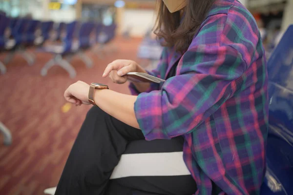 Wanita Menunggu Keberangkatan Bandara Dengan Paspor Dan Smartphone Menunggu Keberangkatan — Stok Foto