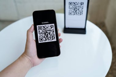 QR kodu ödemesi. Cüzdan. Adam tarama etiketi kabul edildi para olmadan dijital ödeme oluşturun. QR kodu çevrimiçi alışveriş nakit ödeme ve doğrulama teknolojisi konsepti taraması