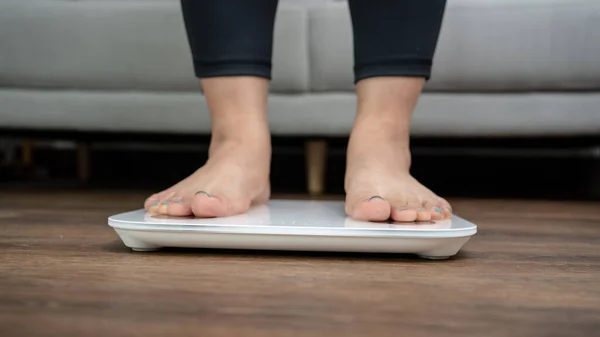 Diät Und Waagenfüße Stehen Auf Elektronischen Waagen Zur Gewichtskontrolle Messgerät — Stockfoto