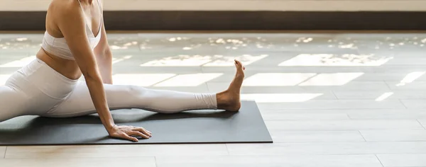 Esnek spor yapan Asyalı kadın ısınıyor. Spor yapıyor, egzersiz yapıyor. Spor yapıyor, spor yapıyor, spor yapıyor.