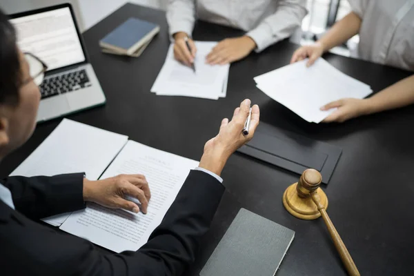 Δικηγόρος Νομικός Σύμβουλος Παρουσιάζει Στον Πελάτη Ένα Υπογεγραμμένο Συμβόλαιο Gavel — Φωτογραφία Αρχείου