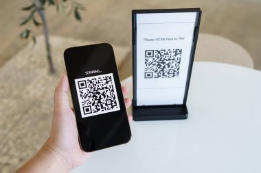 QR kodu ödemesi. Cüzdan. Adam tarama etiketi kabul edildi. Parasız dijital ödeme oluşturuldu. QR kodu çevrimiçi olarak taranıyor. Nakitsiz ödeme ve doğrulama teknolojisi