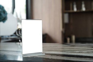 Metin pazarlama promosyonu için menüde bir şey çıkmadı. Restorandaki ahşap masada duran Menü çerçevesini metin için düzenle.