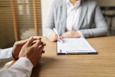 İş ve insan kaynakları konseptinde iş görüşmesi sırasında özgeçmiş okuyan müfettiş.