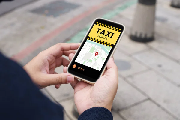 Hombre Centro Ciudad Calle Ordenando Taxi Usando Aplicación Teléfono Inteligente —  Fotos de Stock