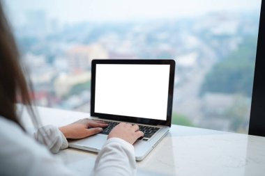 Dizüstü bilgisayarla çalışan bir kadın. Eller bir klavyeye basıyor. Teknoloji e-ticaret konsepti.