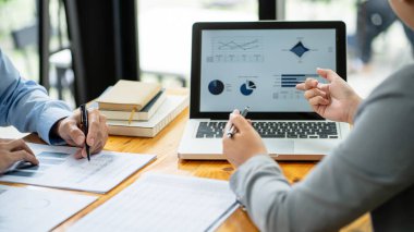 İş Adamları Buluşması Tasarım Fikirleri Uzman Yatırımcısı yeni bir başlangıç projesi üzerinde çalışıyor. İşçiler birlikte çalışıyor, ofiste planlama yapıyorlar.