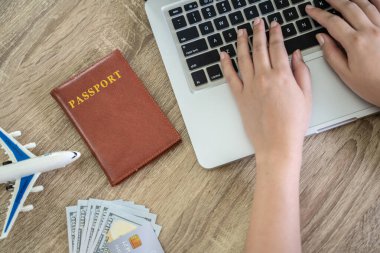 Bilet biletleri için bilet ayırtmak ya da seyahat kitabı Şimdi Seyahat Eden Ulaşım Sitesi ve Uçuş Bilet Seyahat ve Turizmi satın almak